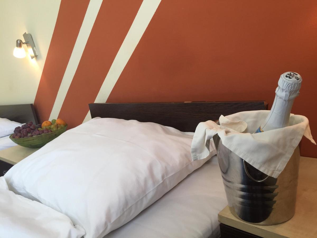 City Hotel Agoston Πετς Εξωτερικό φωτογραφία