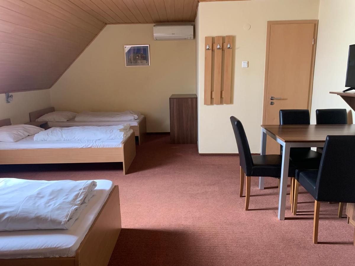 City Hotel Agoston Πετς Εξωτερικό φωτογραφία