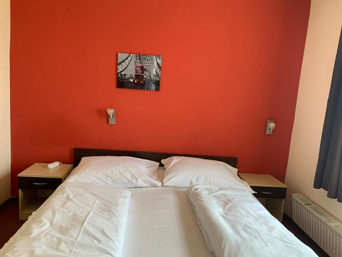 City Hotel Agoston Πετς Εξωτερικό φωτογραφία