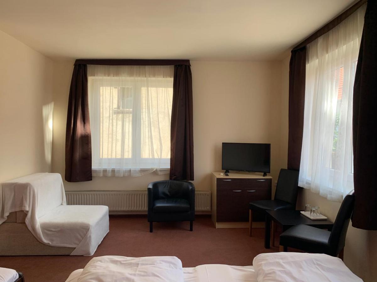 City Hotel Agoston Πετς Εξωτερικό φωτογραφία