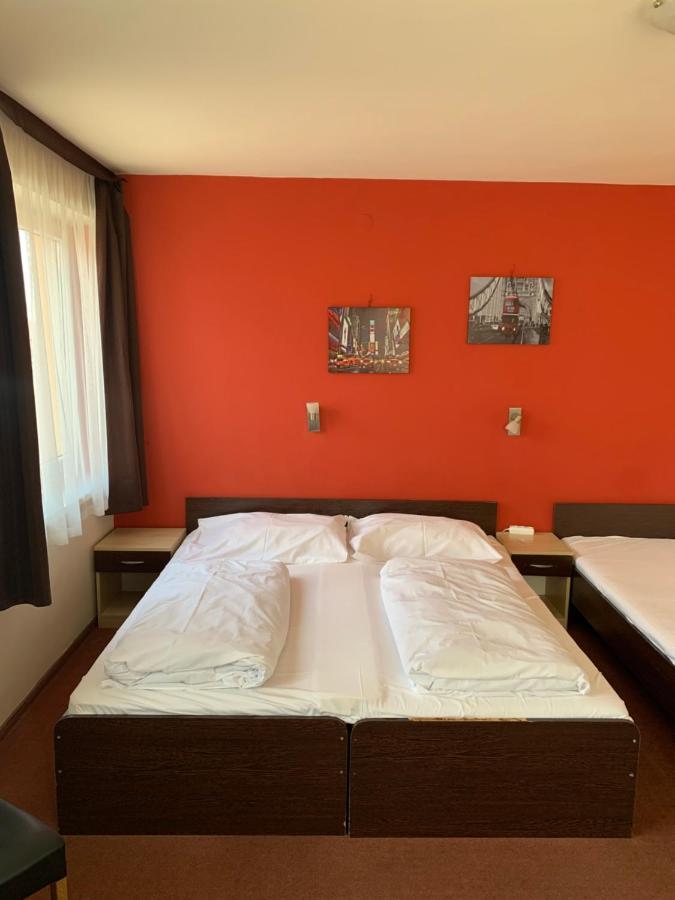 City Hotel Agoston Πετς Εξωτερικό φωτογραφία