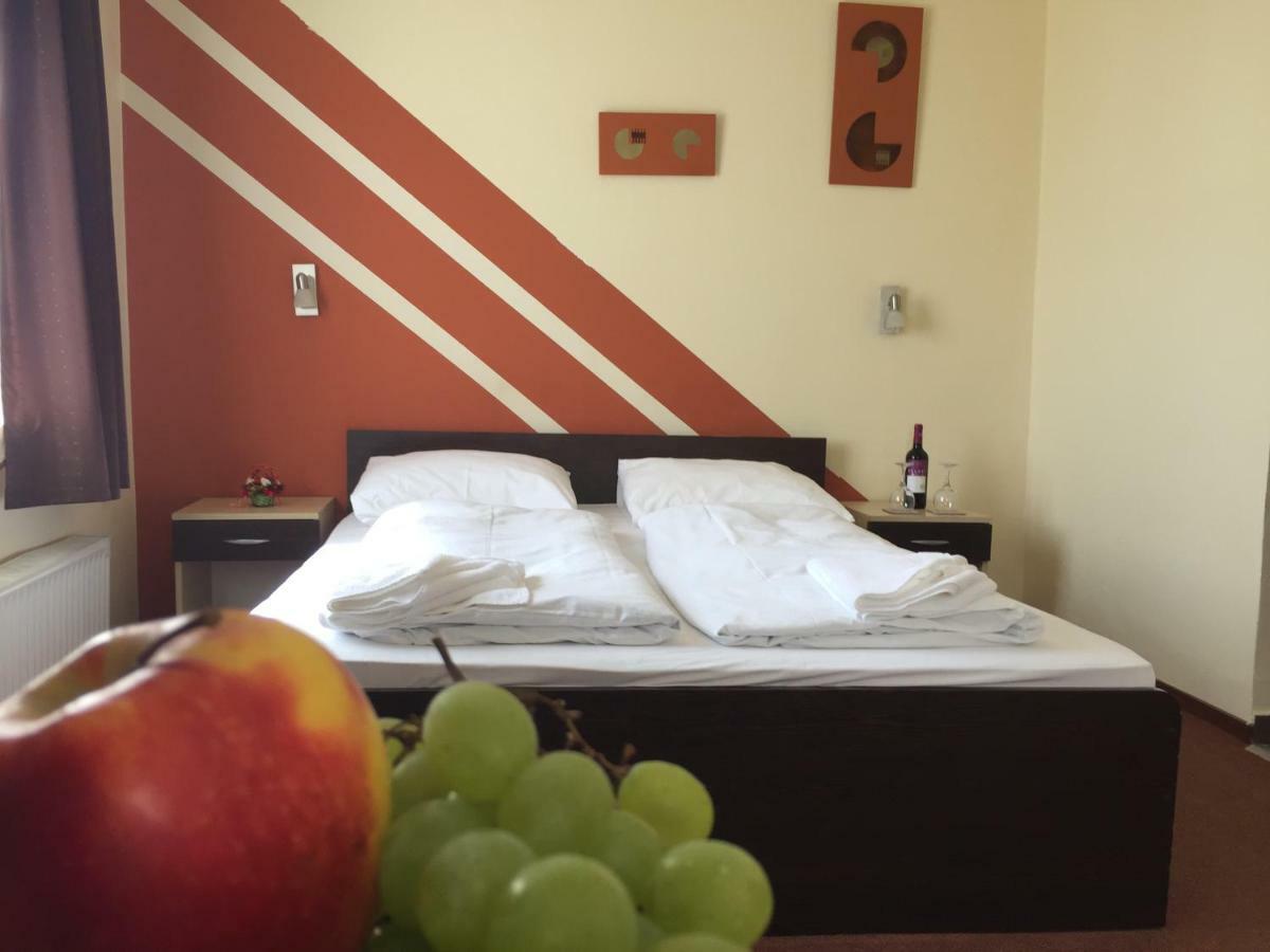 City Hotel Agoston Πετς Εξωτερικό φωτογραφία