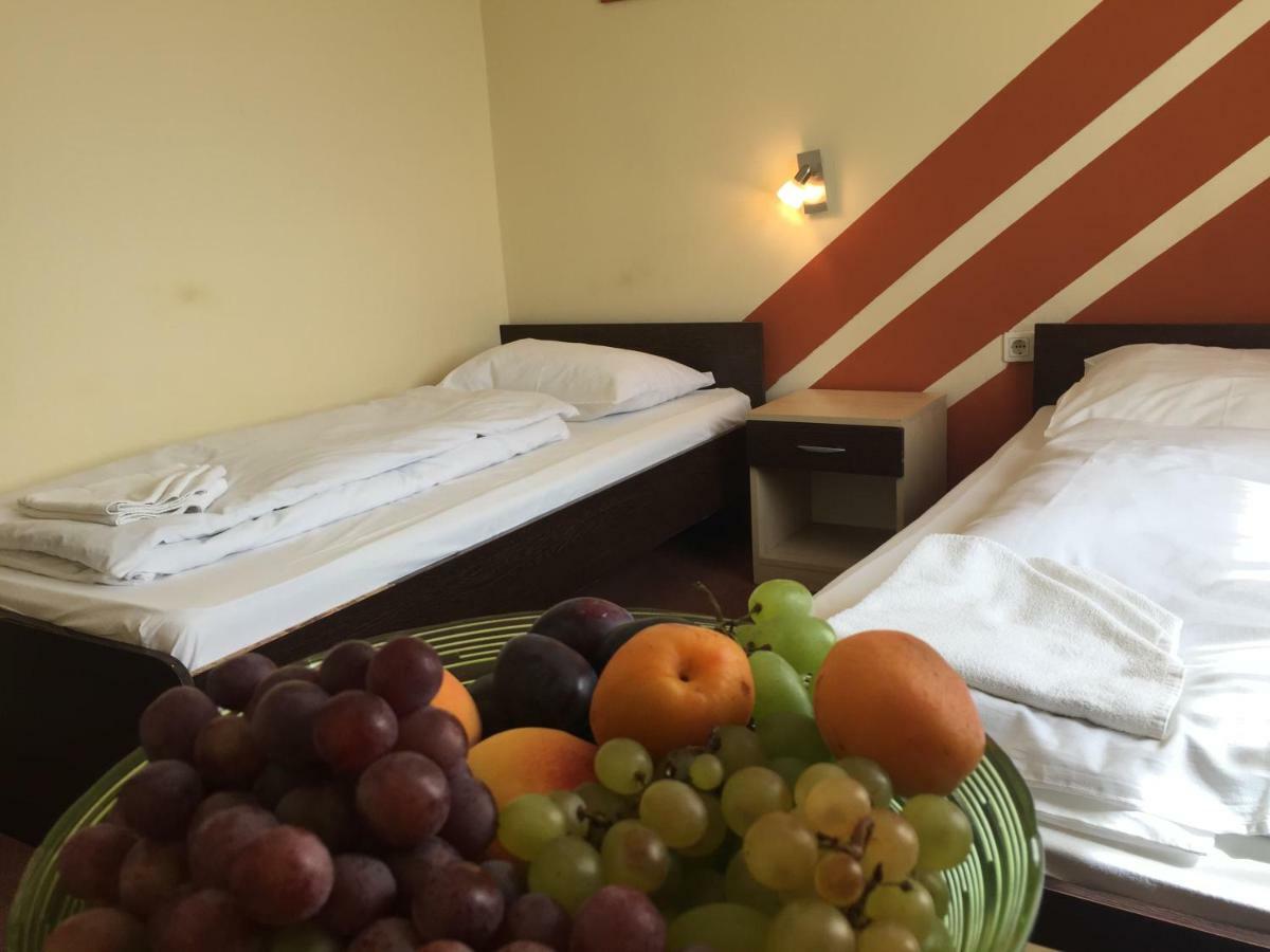 City Hotel Agoston Πετς Εξωτερικό φωτογραφία